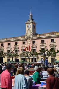 alcala-de-henares-town-hall-facade-at-the-embroidery-festival-cr