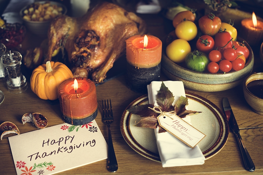 tomatoes-roasted-turkey-thanksgiving-table-setting-concept