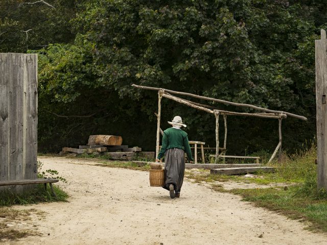 actors-perfroms-at-the-pilgrim-homes-plimoth-plantation-massac