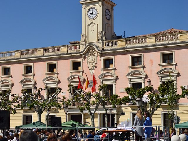 alcala-de-henares-town-hall-facade-at-the-embroidery-festival-cr
