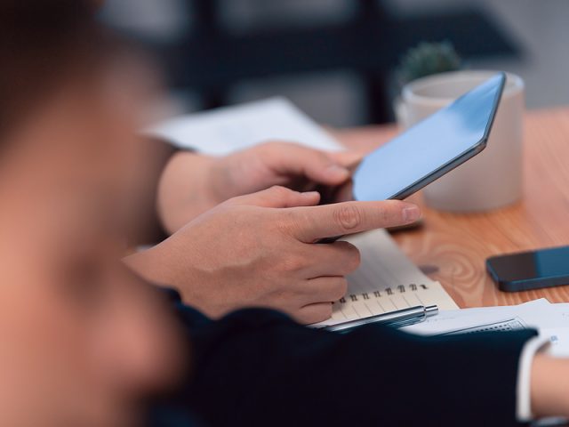 focus-closeup-had-holding-using-smartphone-to-taking-note-make