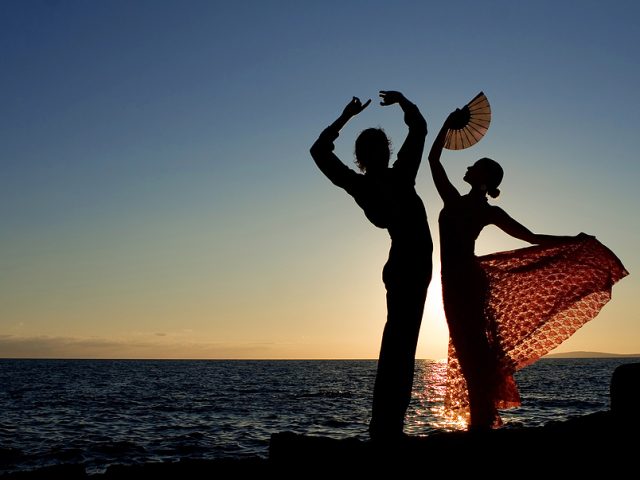 spanish-flamenco-dancers