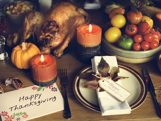 tomatoes-roasted-turkey-thanksgiving-table-setting-concept